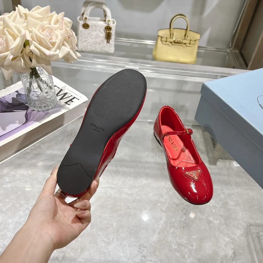 👟👟Ex-factory price 440👟👟 🔥🔥✨Prada/Prada 2024ss spring and summer new products are now available🌟 Mary Jane flat ballet shoes Soft and comfortable, recommended by major bloggers in Little Red Book, proper college style ➕Commuting 1-1 development Round-head golden triangle button Fabric: patent leather, sheepskin, silk fabric Sheepskin lining code number: 35 to 40 (41 is custom-made and cannot be returned or exchanged)